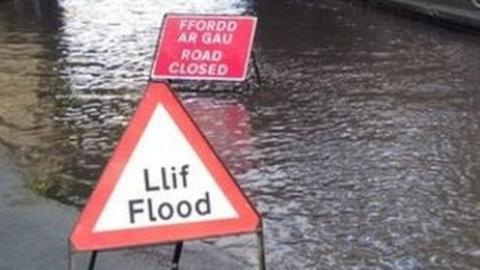 Flooding road sign in English and Welsh