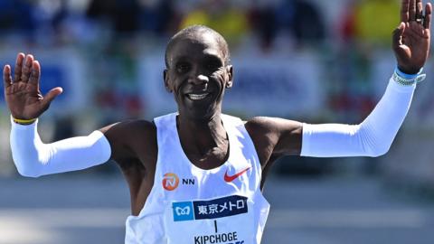 Eliud Kipchoge wins the Tokyo Marathon