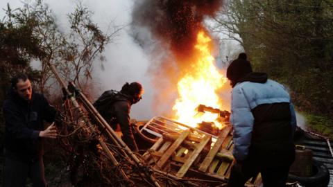 Burning barricade, Notre-Dames-des-Landes, 9 Apr 18