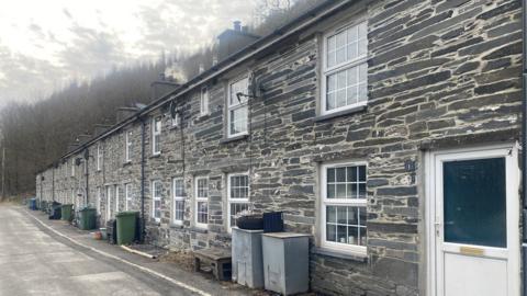 Stone row housing in Aberllefenni