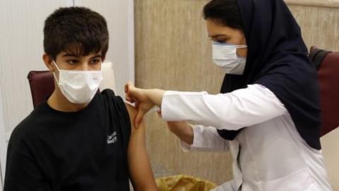 Iranian student gets vaccinated against coronavirus (07/10/21)