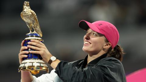 Iga Swiatek with the Qatar Open trophy