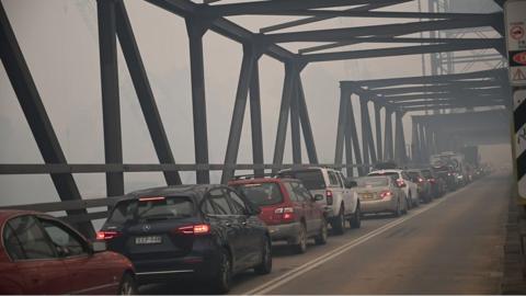 A queue of cars trying to leave Batemans Bay