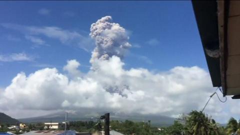 Mobile phone footage showing a 10km plume of smoke above Mount Mayon