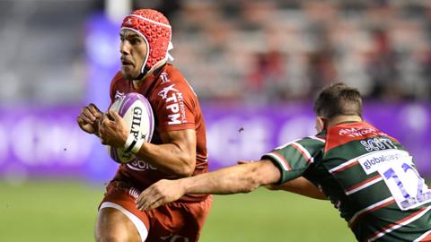 Gabin Villiere scores a try for Toulon