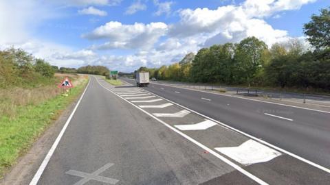 Lôn ogleddol yr A440 ar gyrion Rhaglan