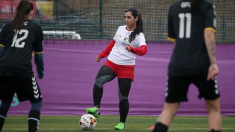 Former Afghanistan women's football captain Khalida Popal (C) attends a training session in south London on March 30, 2018.
