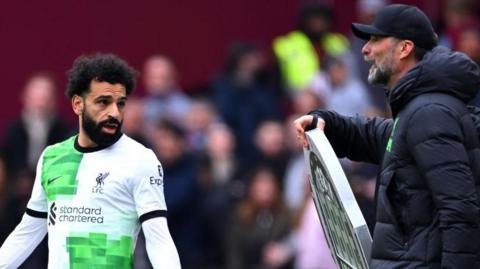 Mohamed Salah argues wit Liverpool boss Jurgen Klopp on tha touchline