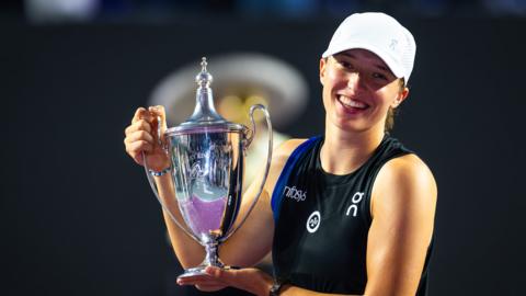 Iga Swiatek with WTA trophy