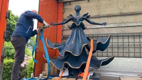 The Dalian Dancer being unloaded from a lorry