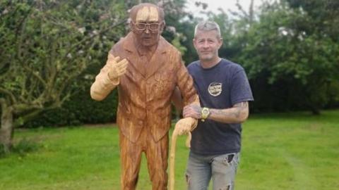 Simon Bogg and Captain Tom wood carving