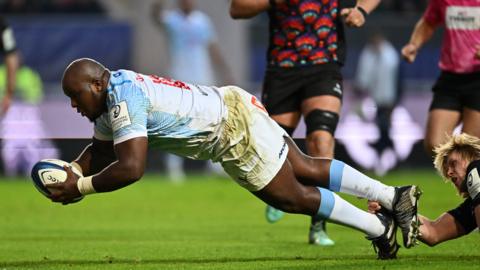 Khutha Mchunu dives over to score the Bulls' second try