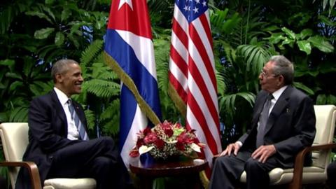 Barack Obama (l) and Raul Castro