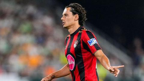 Enes Unal pointing