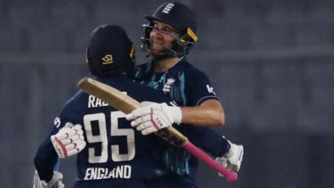 Dawid Malan and Adil Rashid celebrate