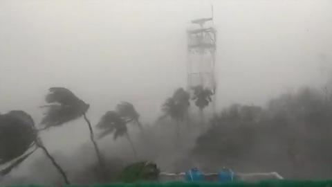 Cyclone hits Mumbai