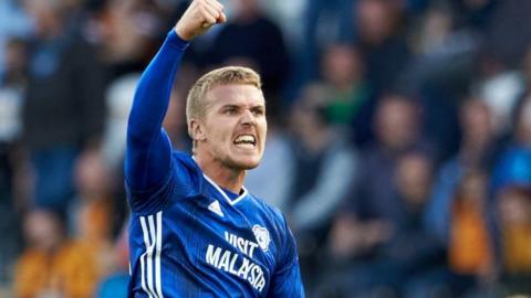 Danny Ward yn dathlu'r gôl wnaeth ddod â Chaerdydd yn gyfartal am yr eildro