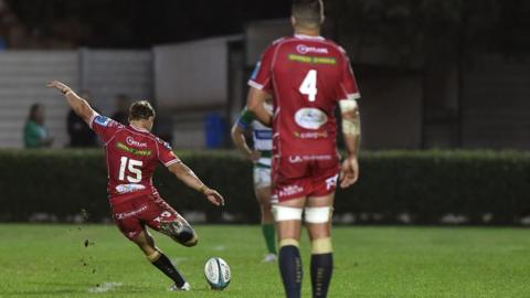 Leigh Halfpenny kicks a penalty