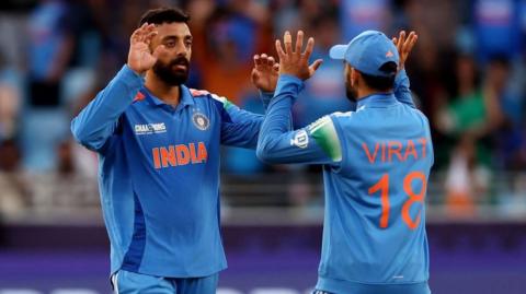 India spinner Varun Chakravarthy and Virat Kohli celebrate a wicket v New Zealand