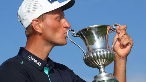 Adrian Meronk kisses trophy after winning Italian Open