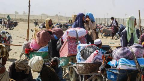 Afghan refugees on Pakistan border