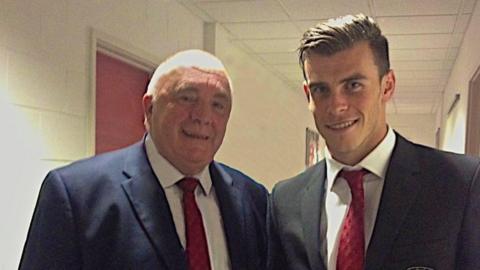 Byd y Bale - Trefor Lloyd Hughes a Gareth Bale