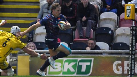 Duhan van der Merwe races over for a try