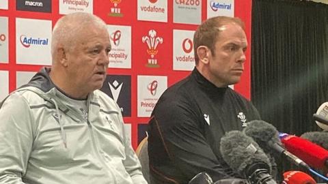 Warren Gatland ac Alun Wyn Jones yn wynebu'r wasg ddydd Iau