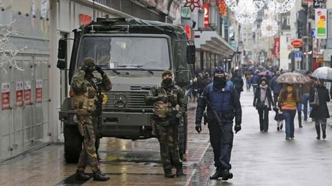 Soldiers and police on the streets of Brussels in November 2015