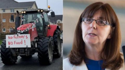 Tractor mewn protest a Lesley Griffiths