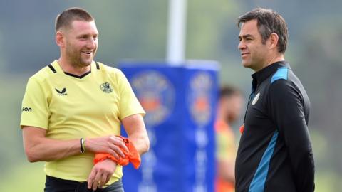 Finn Russell (left) talks to Johann van Graan (right) during a Bath training session