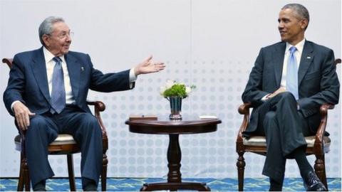 Raul Castro and Barack Obama at their talks in Panama City, 11 April 2015