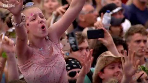 Nina in floods of tears at Sigrid's set