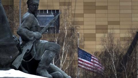 Monument and US embassy in Moscow, 30 Dec