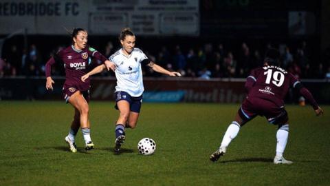 Julia Zigiotti Olme has the ball