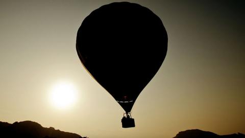 File photo showing a hot air balloon flying above southern Israel (3 October 2012)