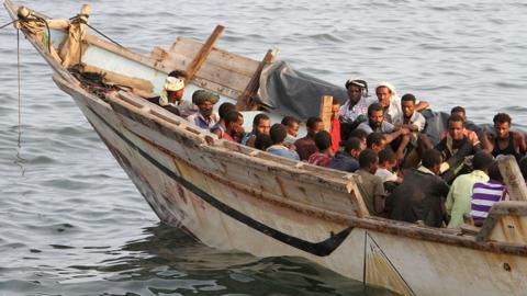 File photo showing a boat carrying migrants in Aden, Yemen, before they are deported to Somalia (26 September 2016)