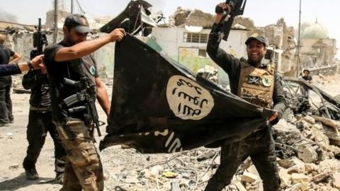 Iraqi soldiers in Mosul hold IS flag upside down (02/07/17)