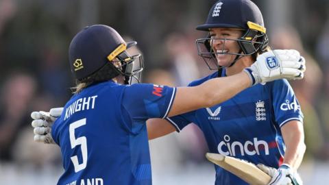 Heather Knight (L) and Kate Cross celebrating winning the first Ashes ODI