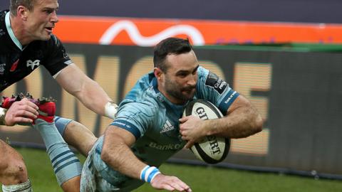 Dave Kearney beats Scott Williams to score for Leinster