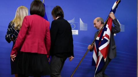 EU officials moving Union Jack, 21 Nov 18