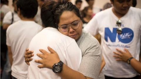 No campaigners hug in Thammasat University (7 Aug 2016)