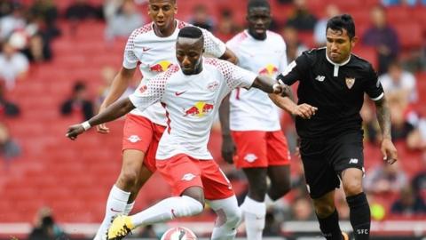 Leipzig's Naby Keita (C) in action during an Emirates Cup match between RB Leipzig and Sevilla FC in London, 29 July 2017