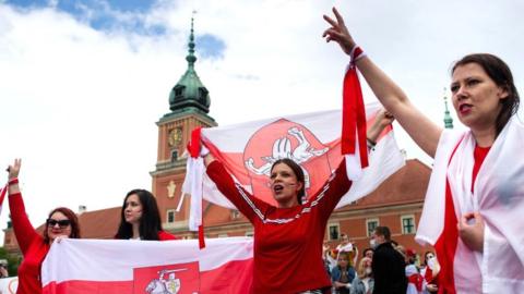 A group of Belarusians and Poles gathered in Warsaw Old Town