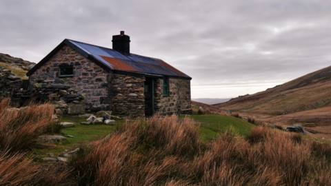 Am antur hynod wyllt mae bothy Dulyn yn cynnig cysgod ar lethrau'r Carneddau. Mae'r adeilad yma yn dyddio 'nol i 1880 pan adeiladwyd argae cyfagos.