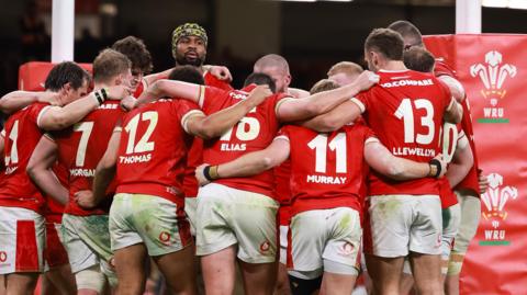 Wales players in a huddle after defeat to Australia