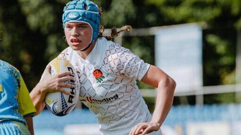 Jodie Ounsley runs with the ball