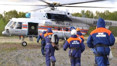 Russia's emergencies ministry rescuers run to a helicopter. File photo