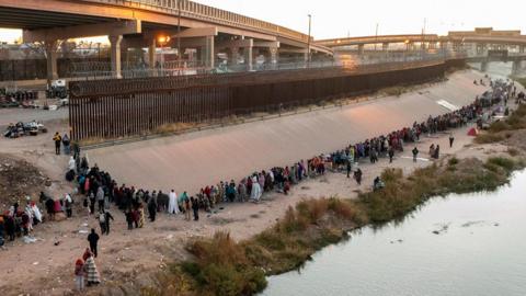 Long queue of migrants along US-Mexico border