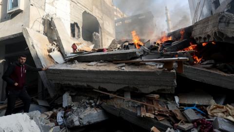 Smoke rises from a fire at the scene of a reported Israeli strike in Khan Younis, in the southern Gaza Strip (4 December 2023)